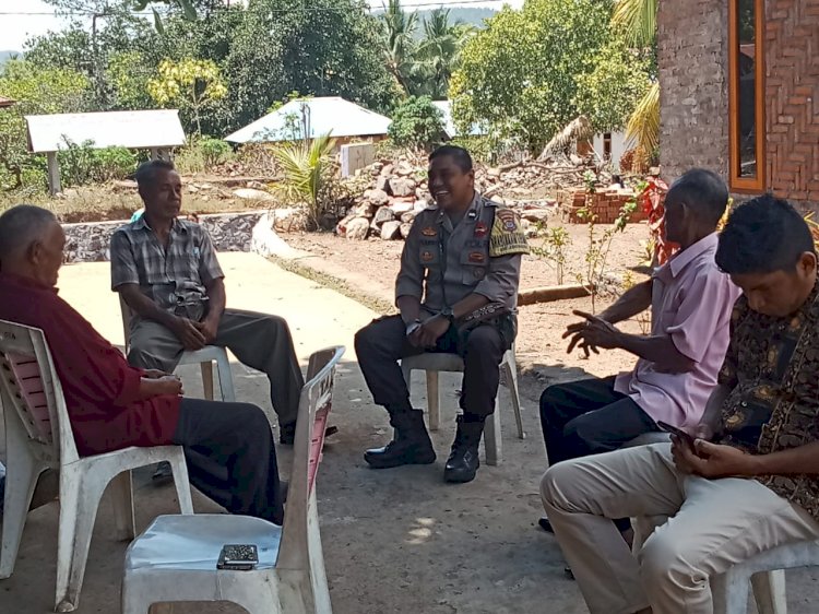 Sambang dan Pengamanan Bhabinkamtibmas Polsek Adonara Aipda Fransiskus Sili Pada Misa Komuni pertama di Kapela St. Anna Desa Nisanulan.