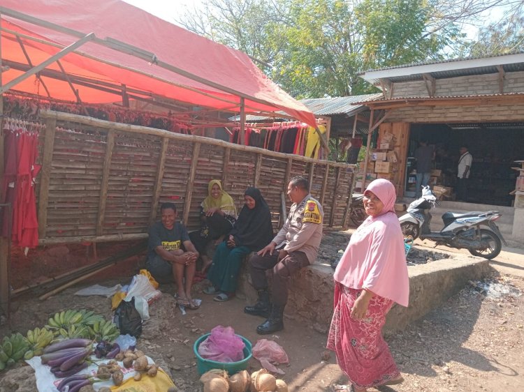 Patroli Dialogis Hari Pasar, Bhabinkamtibmas Sambang Para Pedagang Dan Warga Sekitarnya