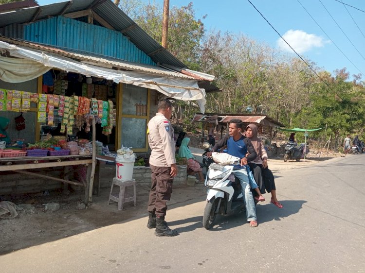 Patroli Dialogis Hari Pasar, Bhabinkamtibmas Sambang Para Pedagang Dan Warga Sekitarnya