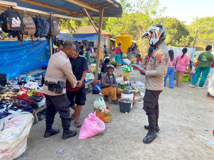 Berikan Rasa Aman, Kapolsek Dan Bhabinkamtibmas Polsek Titehena Patroli Sambang Pasar dan Berikan Himbauan Kamtibmas