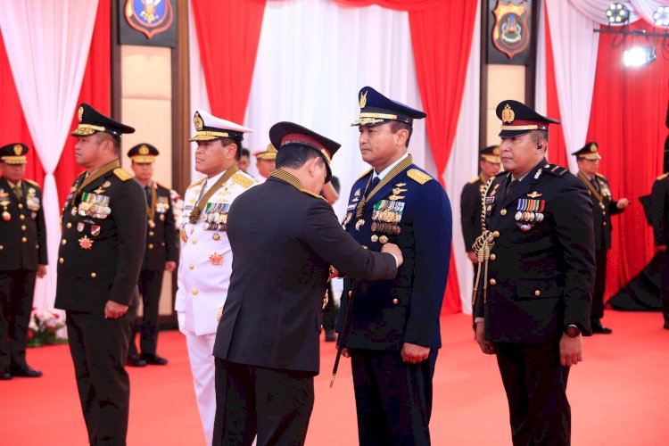 *Pemberian Tanda Kehormatan Bintang Bhayangkara Utama (BBU) Wujud Komitmen Kokohnya Sinergisitas TNI-Polri Selama Ini*