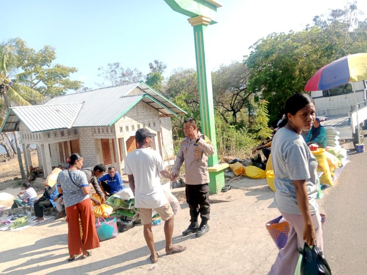 Berikan Rasa aman , Bhabinkamtibmas Polsek  Solor Timur Sambangi Pasar Podor.