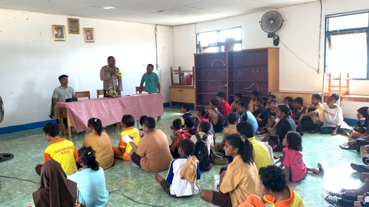 Cegah Bahaya Miras, Merokok dan Narkoba Bagi Pelajar dan Remaja, Bhabinkamtibmas Berikan Sosialisasi Kepada Siswa Siswi SLBN Weri - Larantuka