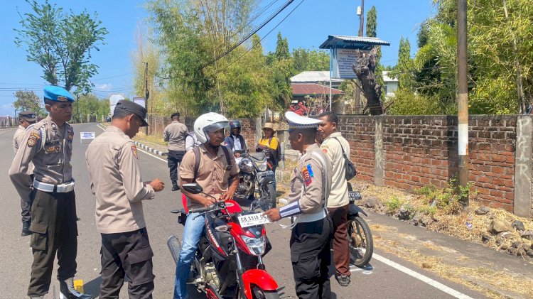 Operasi Zebra Turangga 2024, Kali Ini Polres Flotim Berikan Teguran Bagi Para Pelanggar