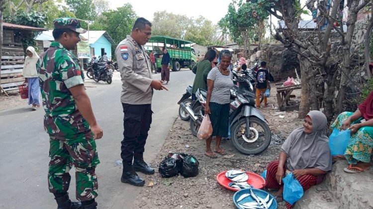 Lakukan Patroli dan Pengamanan di Pasar Botang Bhabinkamtibmas Aipda Rofin Selipkan Himbauan Kamtibmas