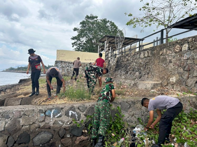 Peringati Hut TNI ke-79, Tni-Polri Gelar Karya Bakti Disekitar Pantai Taman Kota dan lingkungan Gereja Katedral Larantuka