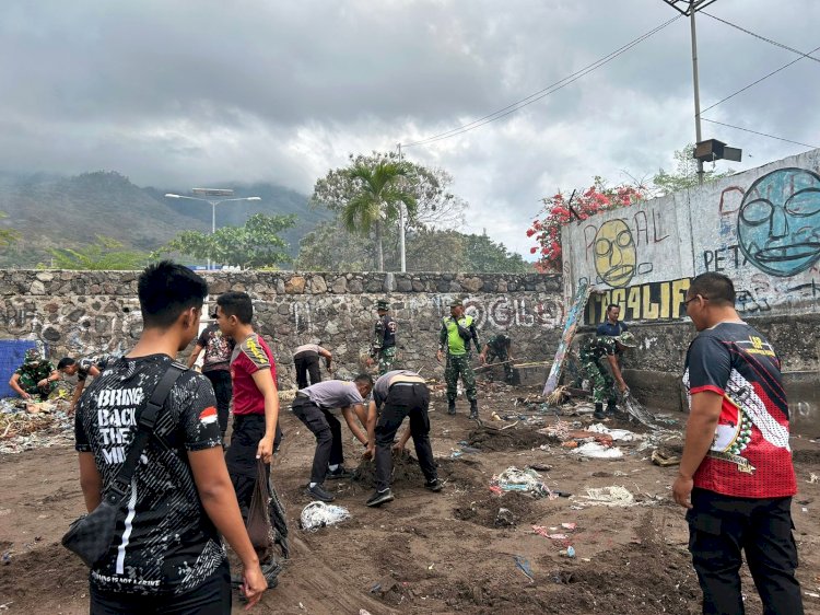 Peringati Hut TNI ke-79, Tni-Polri Gelar Karya Bakti Disekitar Pantai Taman Kota dan lingkungan Gereja Katedral Larantuka