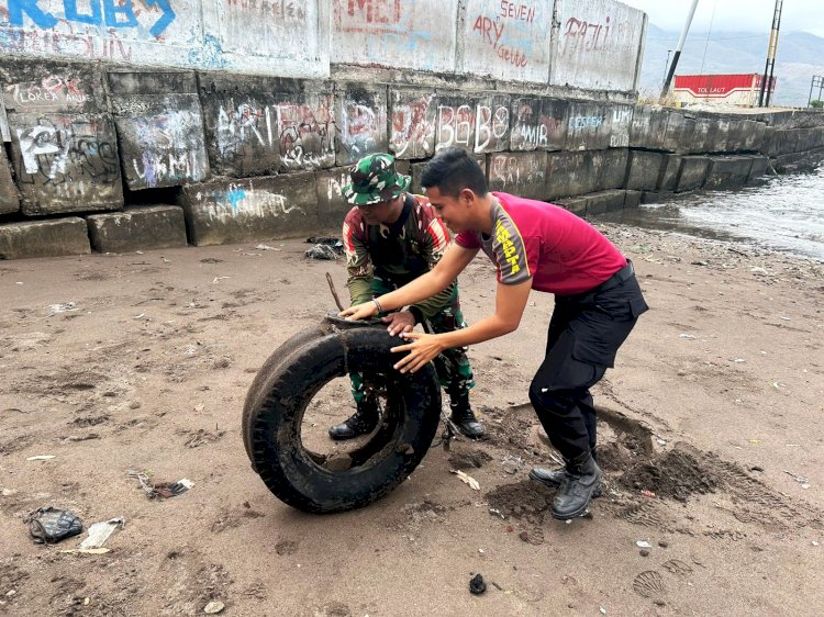 Peringati Hut TNI ke-79, Tni-Polri Gelar Karya Bakti Disekitar Pantai Taman Kota dan lingkungan Gereja Katedral Larantuka