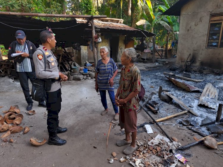 Pasca Bentrok, Personil TNI - Polri Bantu Warga Bersihkan Puing Rumah yang Terbakar