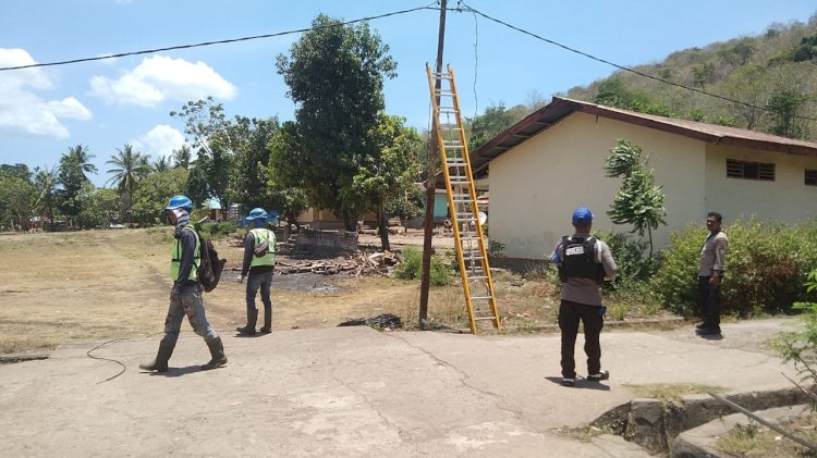 Polres Flotim Dampingi PLN Perbaiki Jaringan Listrik Pasca Kebakaran di Adonara Barat