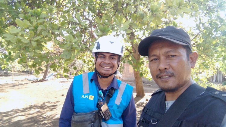 Polres Flotim Dampingi PLN Perbaiki Jaringan Listrik Pasca Kebakaran di Adonara Barat