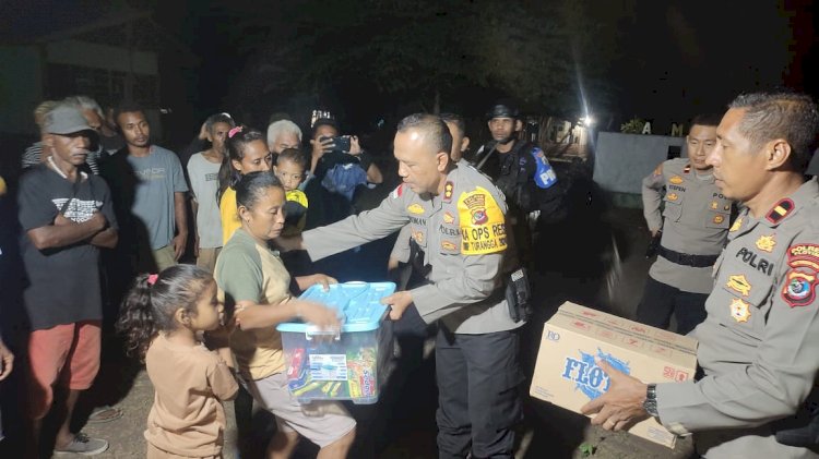 Kapolres Flores Timur Berikan Bantuan Sembako kepada Korban Bentrok di Desa Bugalima