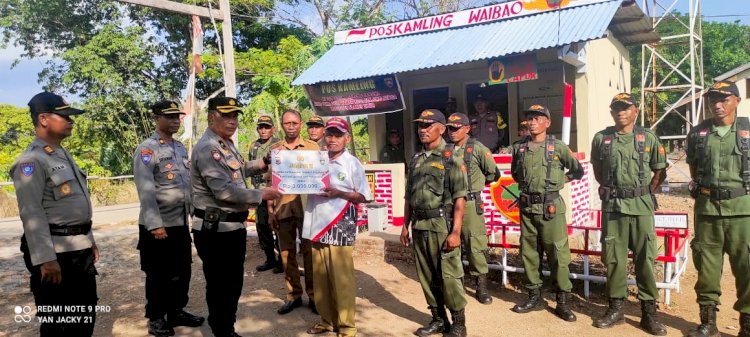 Penyerahan Piagam Penghargaan Juara II Lomba Satkamling Tingkat Polda NTT di Desa Waibao