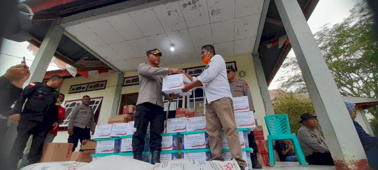 Kapolres Flotim Salurkan Bantuan Ibu Kapolri Ke Warga Terdampak Erupsi Gunung Lewotobi Laki laki.