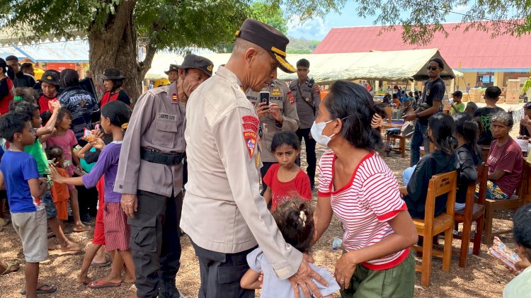 Karo Ops Polda NTT Kombes Pol Deonijeu De Fatima Tinjau Posko Pengungsi di Flores Timur