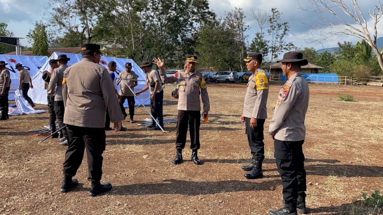 Karo Ops Polda NTT, Kapolres Flotim dan Kapolres Sikka Tinjau Pembuatan Tenda Pengungsi Erupsi Gunung Lewotobi di Desa Kobasoma