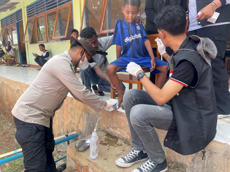 Pemeriksaan Kesehatan di Posko Kemanusiaan Desa Lewoingu (Eputobi)