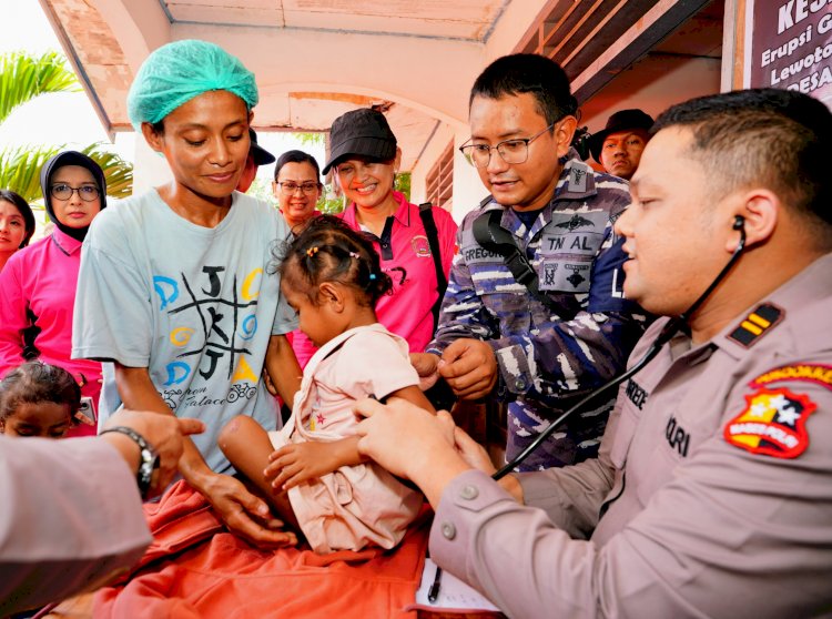 Ketua Umum Bhayangkari Tinjau Posko Kesehatan Polri di Posko Pengungsian Kobasoma