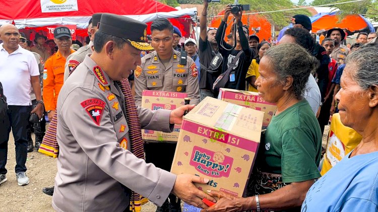 Kunjungan kemanusian Bapak Kapolri temui dan berikan Bansos kepada para korban erupsi Gunung Lewotobi laki laki di Flores Timur