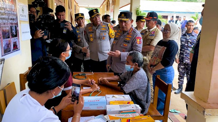 Kunjungan kemanusian Bapak Kapolri temui dan berikan Bansos kepada para korban erupsi Gunung Lewotobi laki laki di Flores Timur