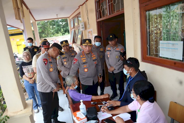 Tinjau Posko Pengungsian Lewolaga, Kapolri Semangati Lansia yang Sakit