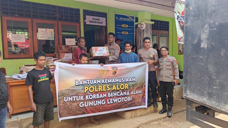 Bantuan Kemanusiaan Polres Alor dan Sumba Timur Untuk Korban Erupsi Lewotobi di Salurkan Langsung di Tempat Pengungsian.