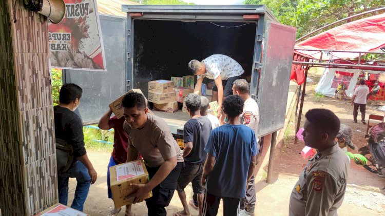 Bantuan Kemanusiaan Polres Alor dan Sumba Timur Untuk Korban Erupsi Lewotobi di Salurkan Langsung di Tempat Pengungsian.