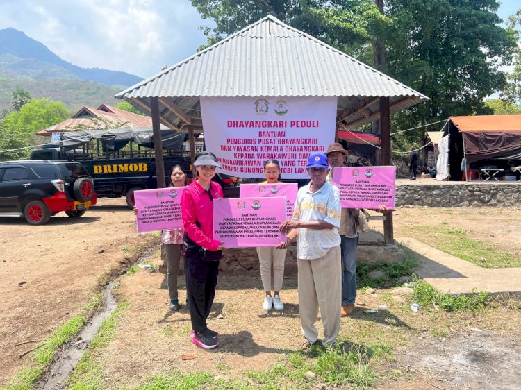 Kembali, Penyerahan Bantuan dari Pengurus Pusat Bhayangkari dan Yayasan Kemala Bhayangkari kepada Warakawuri dan Purnawirawan Polri Terdampak Erupsi Gunung Lewotobi Laki