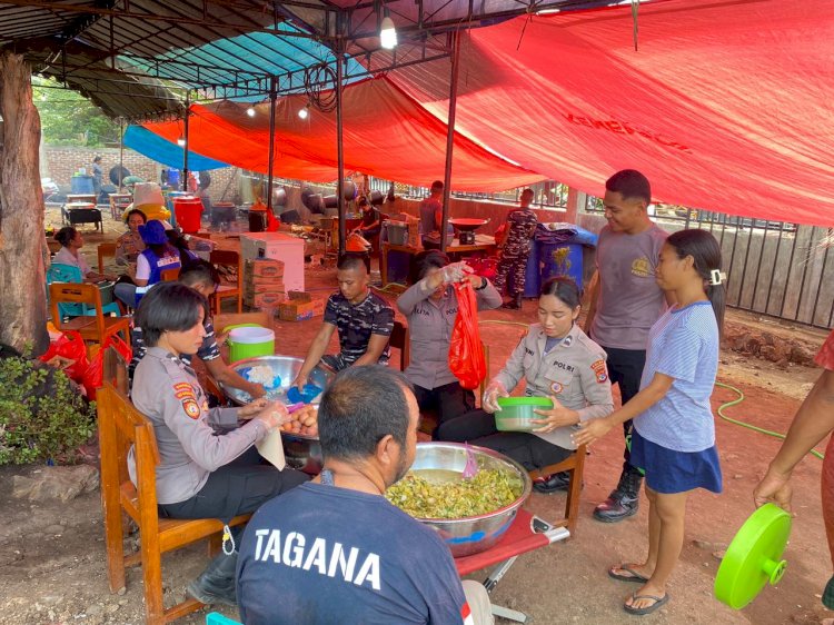 Giat Rutin Personil BKO Polri : Memasak dan Menyiapkan Makan Pagi untuk Korban Erupsi Gunung Lewotobi di Posko Lewolaga