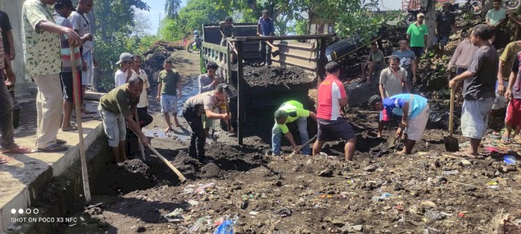 Kapolsek Adotim Bersama Anggota Tinjau dan Bersihkan Rumah yang Terdampak Banjir di Desa Lamabayung Kec. ileboleng Kab. Flotim.