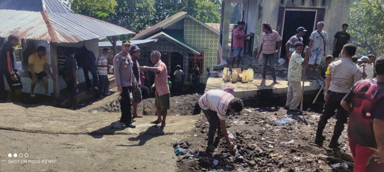 Kapolsek Adotim Bersama Anggota Tinjau dan Bersihkan Rumah yang Terdampak Banjir di Desa Lamabayung Kec. ileboleng Kab. Flotim.