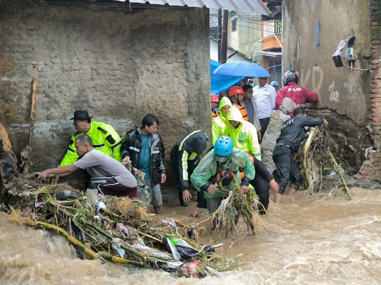 Banjir Bandang Terjang Sukabumi, Polri Evakuasi Ibu dan Bayi dari Gang Sempit