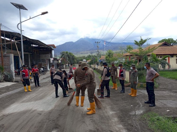 Cegah Kecelakaan Lalulintas, Personel Sat Brimob Bersihkan Material Vulkanik di Jalur Trans Flores