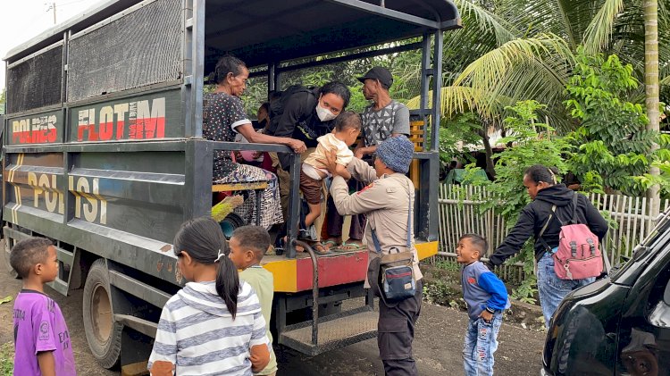 Polres Flotim Bantu Pemulangan Para Pengungsi dari Posko Lewoingu ke Desa Asal