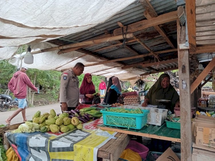 Patroli Bhabinkamtibmas di Pasar Botang Pulau Solor, Sekaligus Berikan Himbauan Kamtibmas.