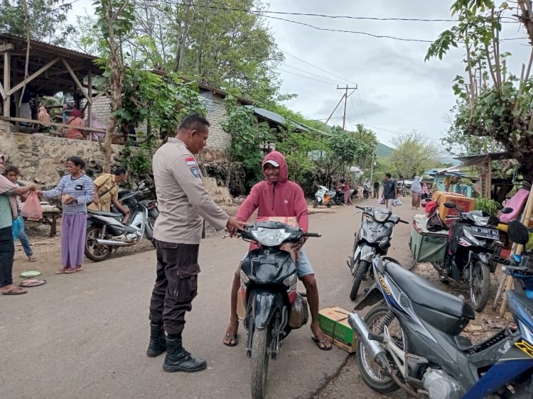 Patroli Bhabinkamtibmas di Pasar Botang Pulau Solor, Sekaligus Berikan Himbauan Kamtibmas.