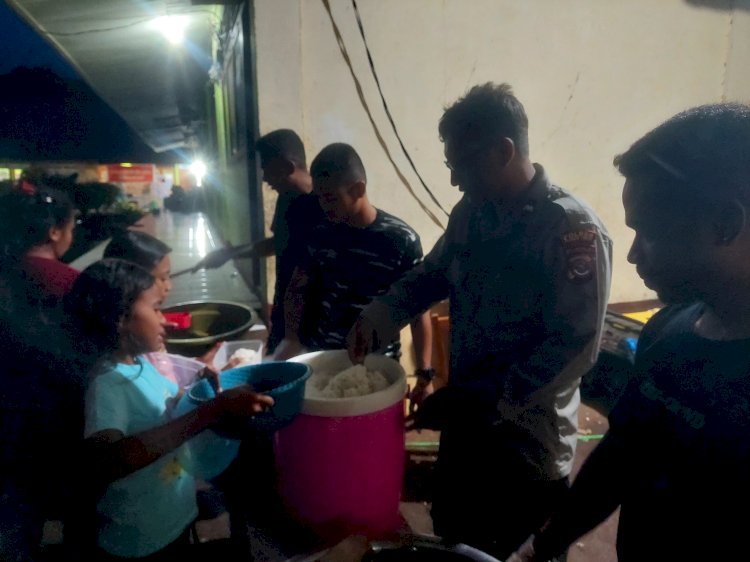 Rutinitas Polisi di Posko Pengungsian Desa Lewoingo Kec. Titehena Kab. Flores Timur, salah satunya menyiapkan makan pengungsi.