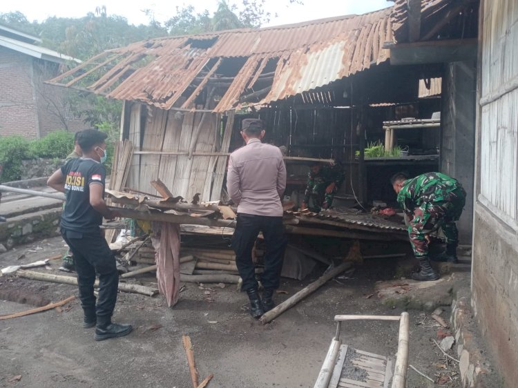 Pasca Erupsi Gunung Lewotobi, Personil Gabungan TNI - POLRI Bersihkan rumah warga dan Fasum di Desa Boru dan Pululera.