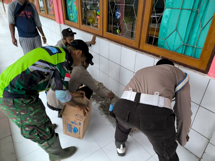 Pasca Erupsi Gunung Lewotobi, Personil Gabungan TNI - POLRI Bersihkan rumah warga dan Fasum di Desa Boru dan Pululera.