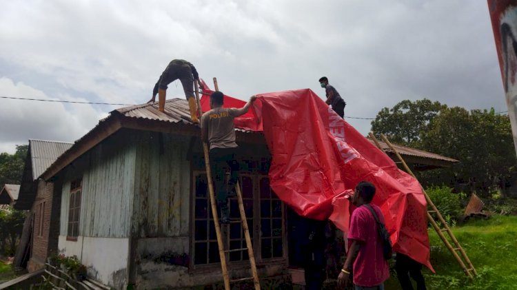 Banyak Seng Rusak, Polres dan Kodim Bantu Pasang Terpal Tutup Seng Bocor Akibat Erupsi Gunung Lewotobi