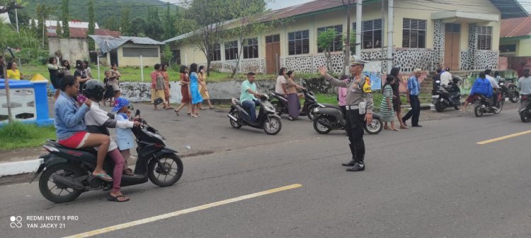 Personil Ops Lilin Turangga 2024 Polres Flotim Amankan Jalannya ibadah Minggu di Gereja Gereja Guna Memberikan Rasa Aman.