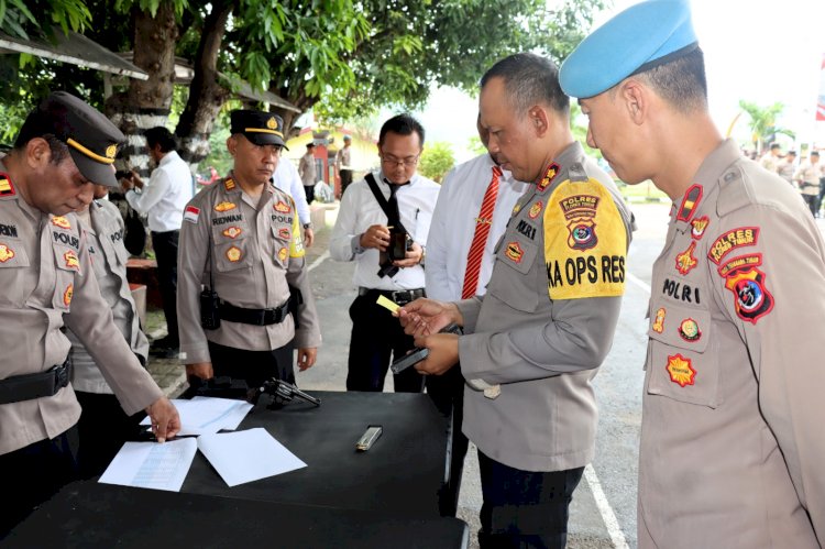 Periksa Senpi Anggota, Kapolres Flotim Tekankan Agar Pemegang Sesuai Prosedur Yang Berlaku