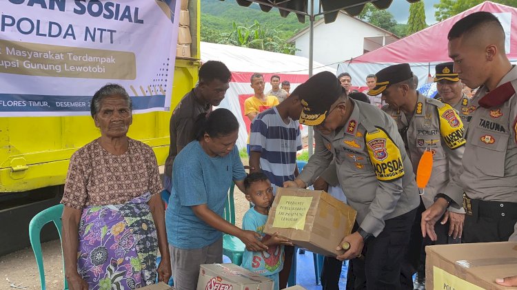 Kapolda NTT Berikan Bantuan Sosial untuk Korban Erupsi Gunung Lewotobi di Posko Konga