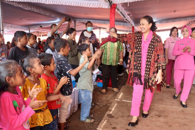 Ketua Umum Bhayangkari Ny. Juliati Sigit Prabowo Rayakan Natal Bersama Pengungsi Erupsi Gunung Lewotobi