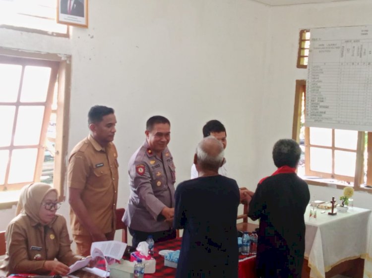 Pengamanan Giat Rekonsiliasi Konflik Sosial antara Desa Ilepati dan Desa Bugalima  yang dilaksanakan di Aula Kantor Camat Adonara Barat Desa Waiwadan, Kec. Adonara Barat, Kab. Flotim - NTT.