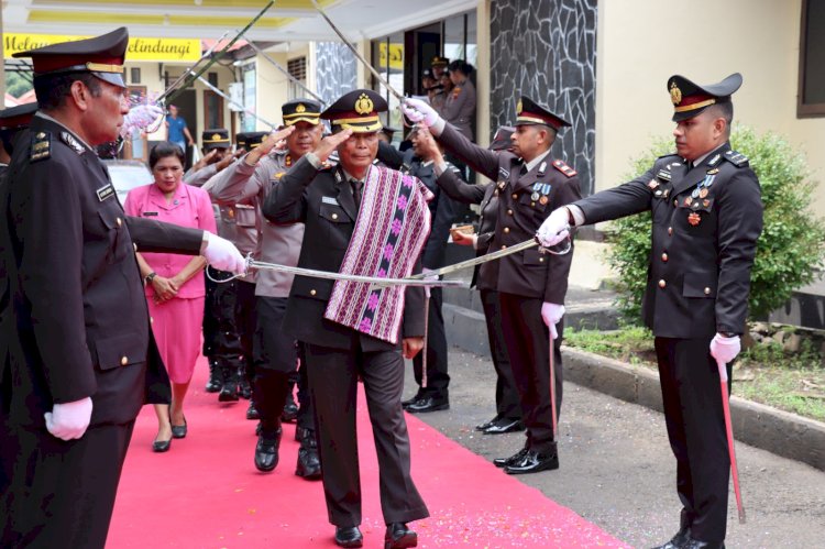 Penuh Haru, Upacara Wisuda Purna Bhakti Kompol Purn. Sungkono di Polres Flores Timur