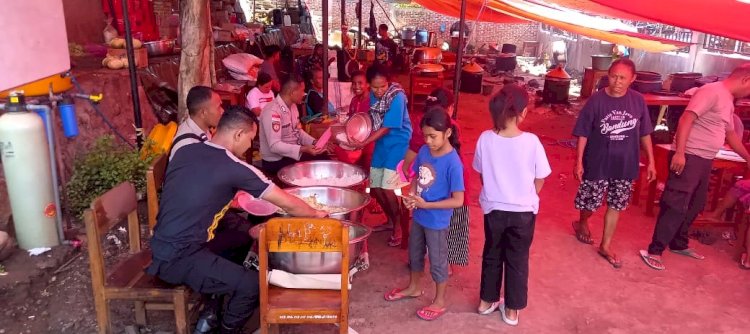 Polres Flotim Bantu Masak dan Distribusikan Makanan bagi Pengungsi di Posko