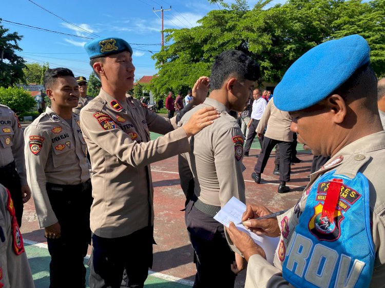 Usai Apel Pagi, Propam Periksa Sikap Tampang Personel Polres Flotim