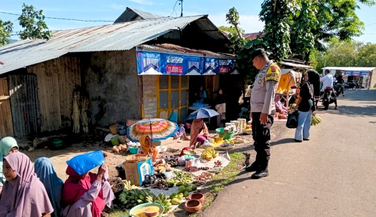 Patroli dan Pengamanan Pasar Botang, Bhabinkamtibmas Aipda Rofin Himbau Masyarakat Tingkatkan Kamtibmas