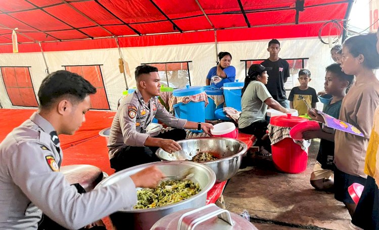 Bantu Kebutuhan Dapur, Inilah Rutinitas Personel Polres Flotim di Posko Pengungsian Gunung Lewotobi